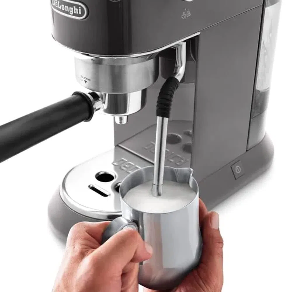 De'Longhi Dedica Arte EC885.M, Macchina Caffè a Pompa Tradizionale Barista, Macchina Manuale con Montalatte My LatteArt, Design Compatto 15cm Larghezza, Tazze Fino a 13cm, Compatibile E.S.E., Metallo