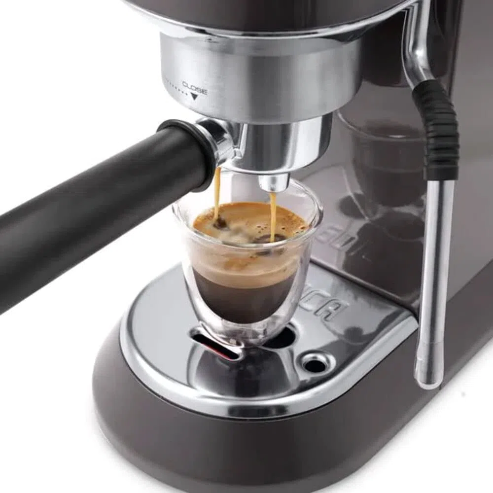 De'Longhi Dedica Arte EC885.M, Macchina Caffè a Pompa Tradizionale Barista, Macchina Manuale con Montalatte My LatteArt, Design Compatto 15cm Larghezza, Tazze Fino a 13cm, Compatibile E.S.E., Metallo