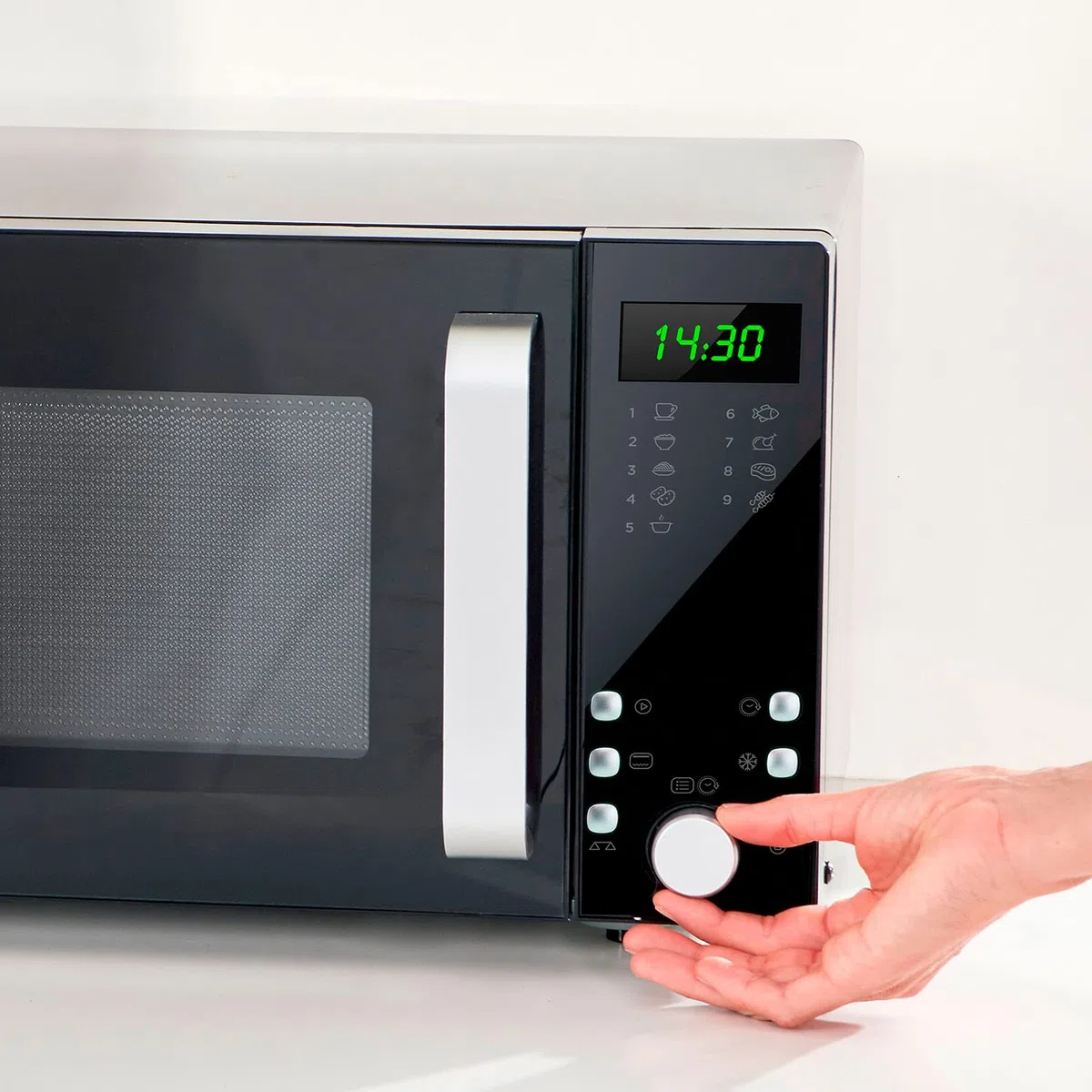 BLACK+DECKER Forno a Microonde, Nero, 23 L