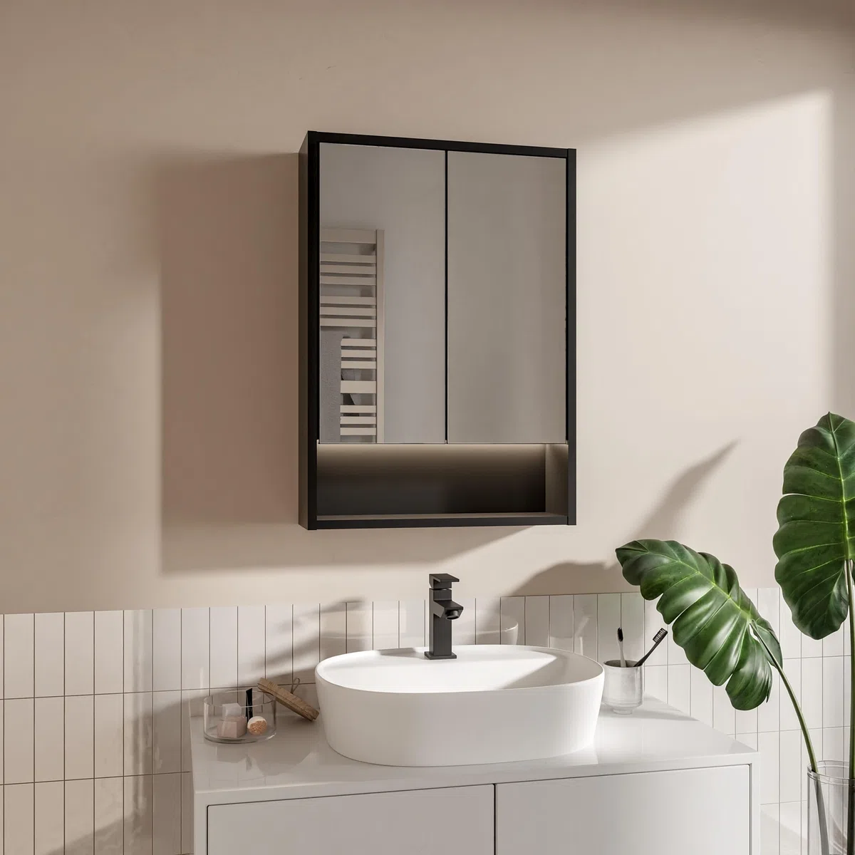 Armadietto Bagno Con Specchio LED 50x70 cm Nero, Mobile Specchio Bagno Sospeso Con Luce LED 4000K, Presa Elettrica e Interruttore, Pensile Bagno Con Ripiani In Vetro, Specchiera Bagno Moderna